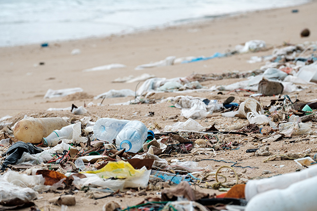 des tonnes de poubelles déversées dans la mer après les pluies diluviennes à Marseille - article